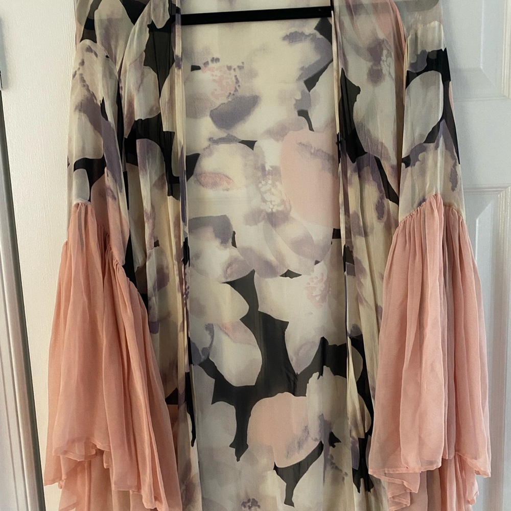 Elizabeth Gillet Kimono - One Size with flowy floral sleeves